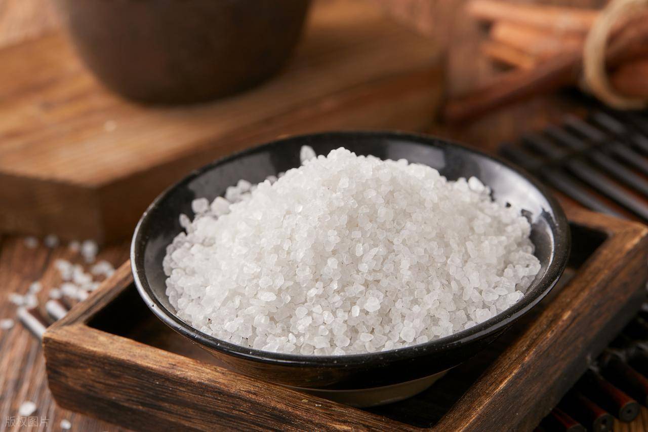 健康食盐怎么选？专家：物理加工的天然湖盐更…